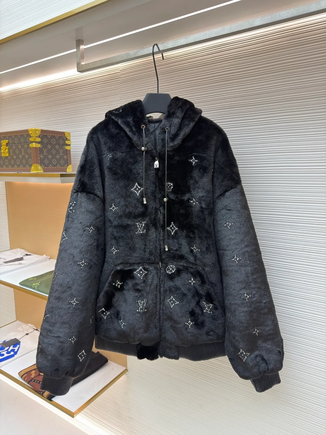 LOUIS VUITTON Rhinestone fur zipper hooded jacket ●Original version: Purchased and developed by 99989 ●Item number: 1680829-D15 ●Fabric: Rabbit fur blended fabric ●Technology: Infrared positioning production ●Version: Fitted version ●Weight: about 2070 grams ●Size: 46-48-50-52 ●Description: Customized high-quality faux fur mink fabric for the face, using a new type of fabric made of rabbit fur blended synthetic fiber. It has rich plush, smooth color, smooth and soft feel and excellent warmth retention. The rhinestones are decorated using rhinestone hot-drilling technology. They are made according to the original pattern. The material is customized according to the shape and size of the plate. It is made by infrared positioning and manual hot pressing. The inner lining is made of custom-made French Bazaar black Guli grain leather, with unparalleled texture and luster, natural texture, and comfortable skin fit. Use professional grinding tools to carefully treat the leather surface, and then use special agents to polish the leather to improve the overall beauty of the leather. The whole embroidery is made with positioning technology. The needle-stitching technique is mainly used to fill in the slender and curved lines of the embroidery shape, which can show the details and layering of the pattern. The silver-plated zipper placket and hat rope pearl pendant are all made of pure copper-plated molding without cutting corners. The pockets on both sides of the front form kangaroo pockets. It has a loose silhouette and a full set of customized three-label accessories. The upper body is stylish and has good texture, which distinguishes it from the wrong versions on the market. The overall wiring is straight and delicate, the fabric is comfortable and soft, and the color is consistent without color difference. It can be matched with the same style to create a fashionable look and control various occasions. Customized accessories, complete with three standards, same style for men and women!